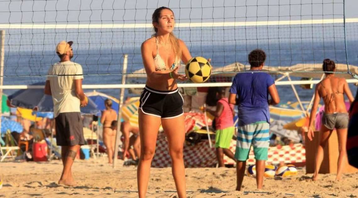 Carol Portaluppi joga bola com amigos na Praia de Ipanema, na Zona Sul do Rio