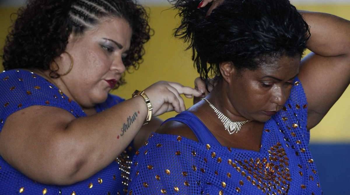 09/01/2019 - Dominical / Especial sobre ala Plus Size da escola de Samba GRES Paraíso do Tuiuti. Na imagem, Livia Lima de Oliveira, integrante da ala Plus Size se prepara para sessão de fotos e ensaio para o desfile do Carnaval 2019. Foto de Alexandre Brum / Agência O Dia - CIDADE CARNAVAL CULTURA ARTE ENTRETENIMENTO SAMBA AGREMIAÇÕES DESFILE MULHER BELEZA PESO OBESIDADE GORDO GORDA FANTASIA
