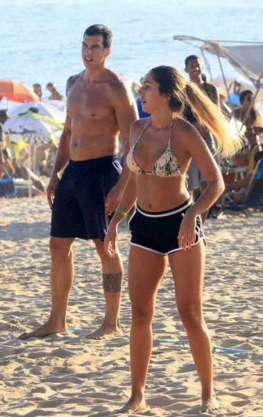 Carol Portaluppi joga bola com amigos na Praia de Ipanema, na Zona Sul do Rio