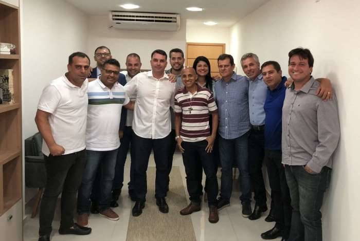 FlÃ¡vio Bolsonaro com deputados do PSL, que podem fazer oposiÃ§Ã£o a Witzel na Alerj