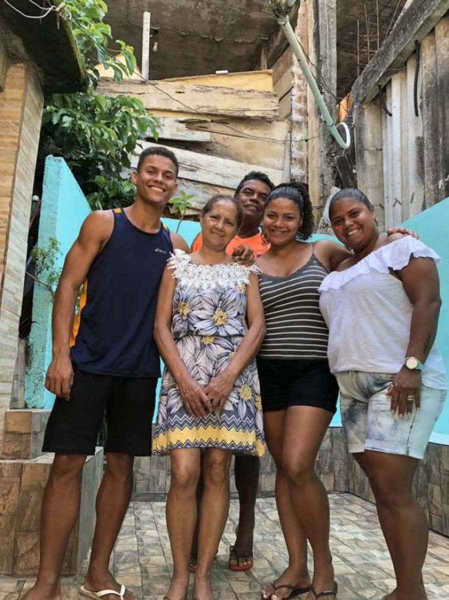 Danrley com os pais e as duas irmãs