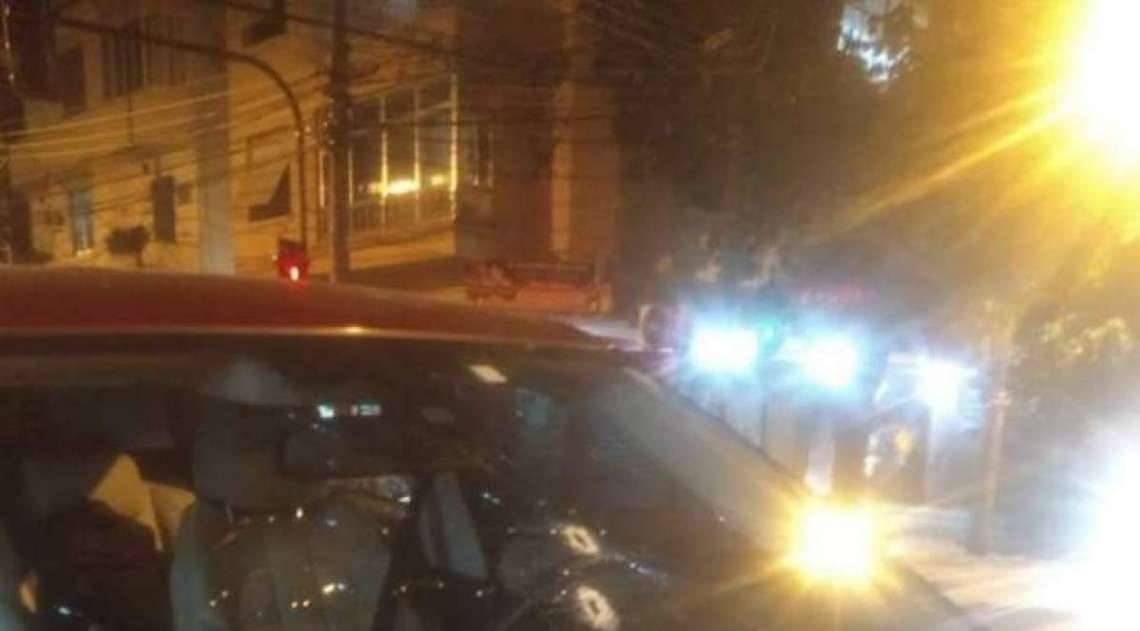 Carro de PM reformado é alvejado na rua Bispo, em Rio Comprido - Reprodução/Facebook