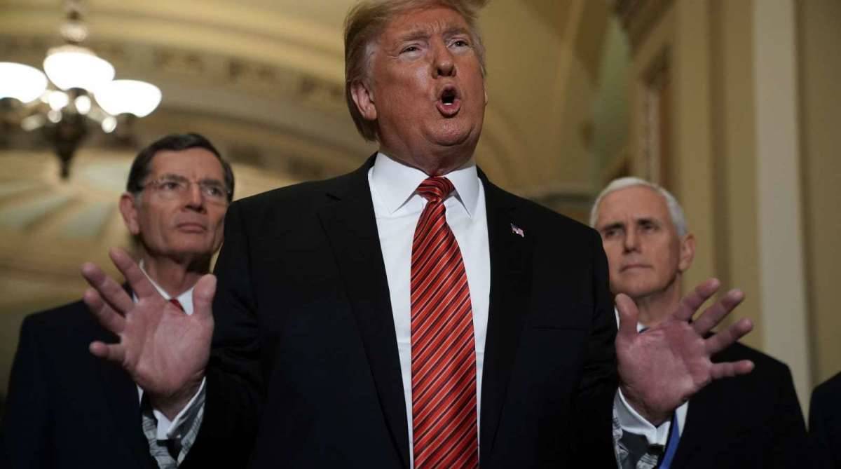 Trump reuniu-se com os legisladores do Partido Republicano para reforçar a sua determinação e apoio para o seu muro fronteiriço proposto com o México  - Alex Wong/Getty Images/AFP