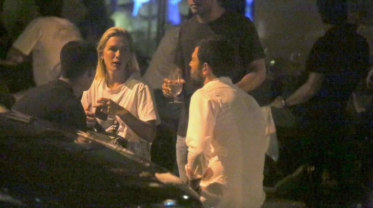 Fiorella Mattheis e o namorado, Roberto Marinho Neto, jantam em restaurante japonês no Leblon. Casal deixou o local acompanhado por seguranças