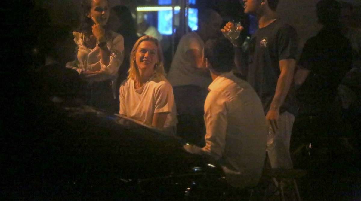 Fiorella Mattheis e o namorado, Roberto Marinho Neto, jantam em restaurante japonês no Leblon. Casal deixou o local acompanhado por seguranças