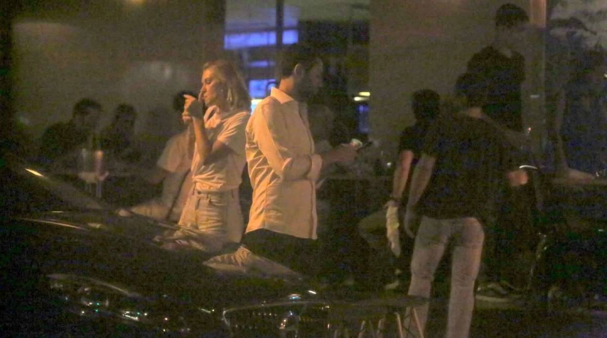 Fiorella Mattheis e o namorado, Roberto Marinho Neto, jantam em restaurante japonês no Leblon. Casal deixou o local acompanhado por seguranças