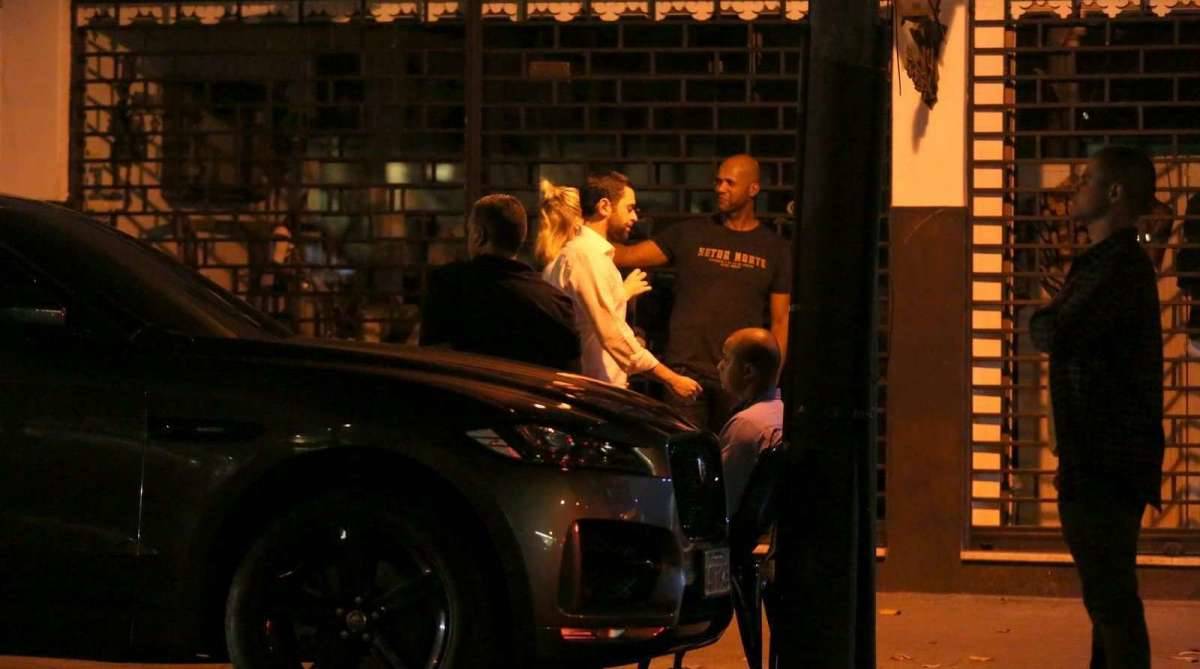 Fiorella Mattheis e o namorado, Roberto Marinho Neto, jantam em restaurante japonês no Leblon. Casal deixou o local acompanhado por seguranças