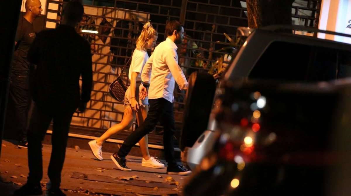 Fiorella Mattheis e o namorado, Roberto Marinho Neto, jantam em restaurante japonês no Leblon. Casal deixou o local acompanhado por seguranças