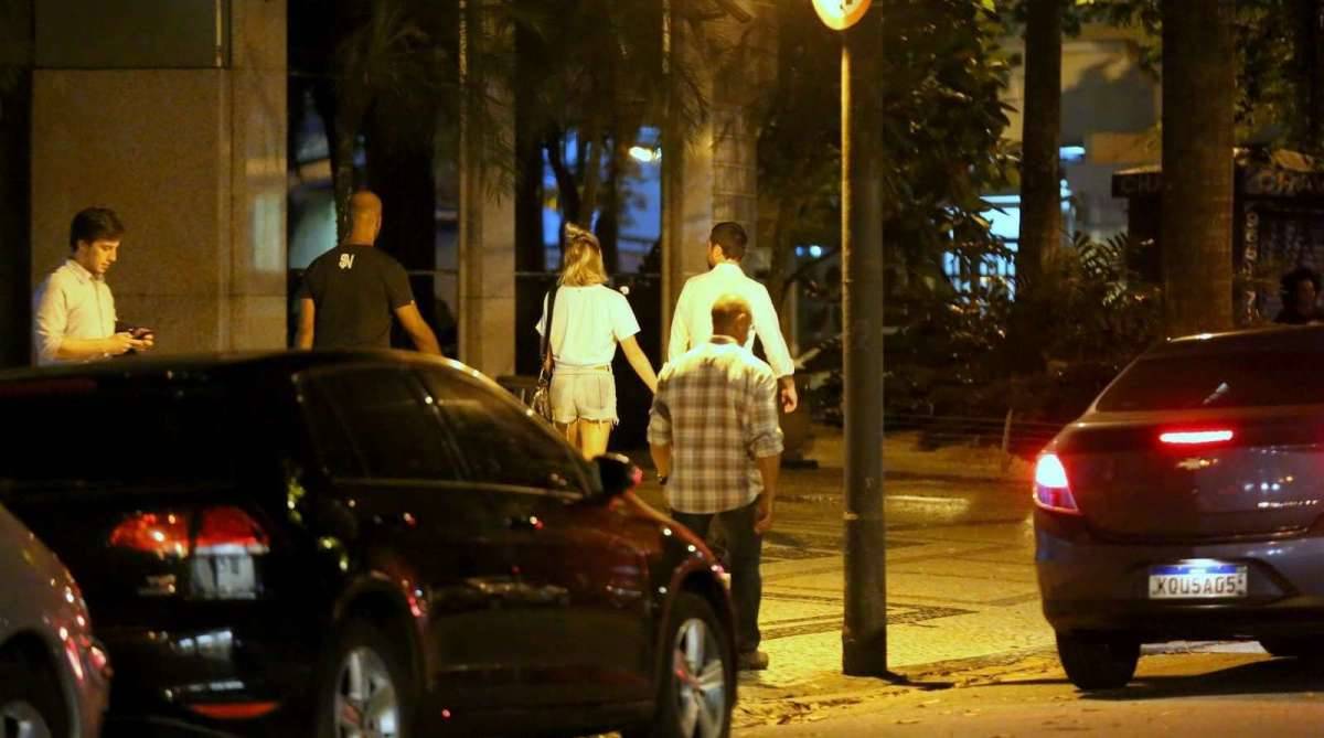 Fiorella Mattheis e o namorado, Roberto Marinho Neto, jantam em restaurante japonês no Leblon. Casal deixou o local acompanhado por seguranças