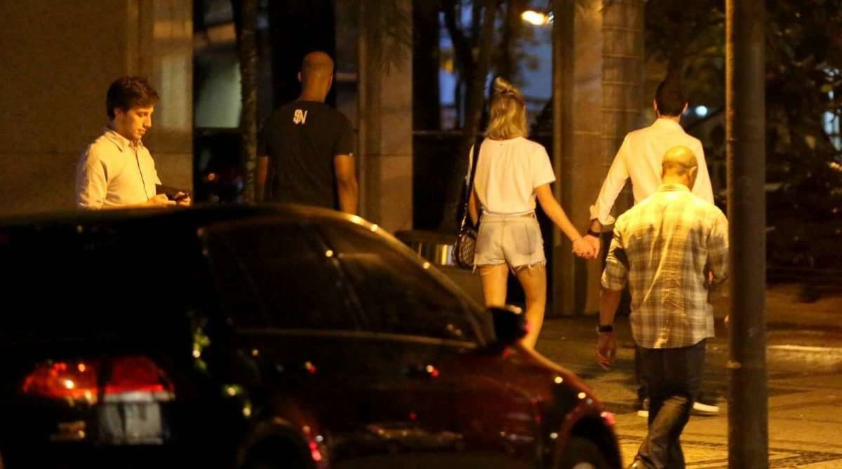 Fiorella Mattheis e o namorado, Roberto Marinho Neto, jantam em restaurante japonês no Leblon. Casal deixou o local acompanhado por seguranças