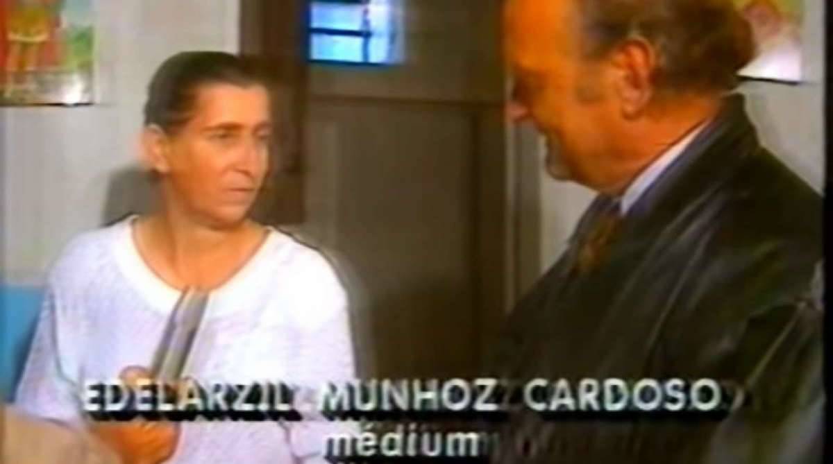 No programa Globo Repórter, da TV Globo, sobre supostos médiuns em 1991, em que especialistas criticavam nomes como João de Deus e Valdemar Coelho, Quevedo compareceu a uma sessão de \