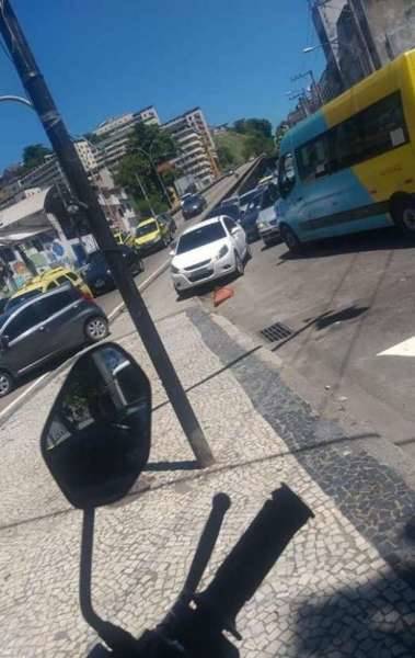 Motoristas voltando na contram&atilde;o na descida do viaduto que d&aacute; acesso ao bairro Santo Cristo - Reprodu&ccedil;&atilde;o / Facebook