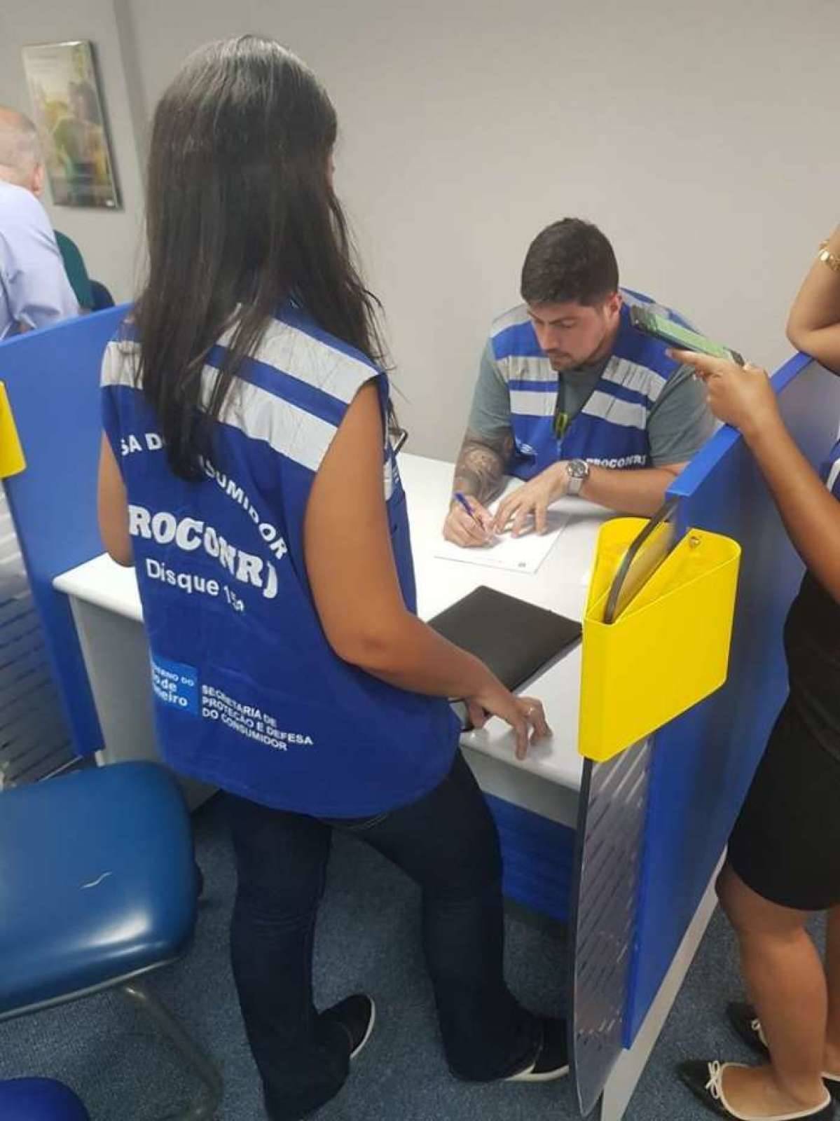 Nesta segunda-feira, foi o dia de renegociar d&iacute;vidas com empresas de telefonia (Oi, Vivo, Claro, Tim e Embratel) - Reprodu&ccedil;&atilde;o