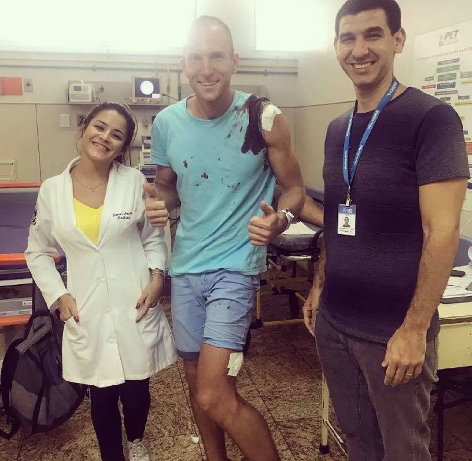 O turista ucraniano posou para foto no Hospital Souza Aguiar - Reprodução