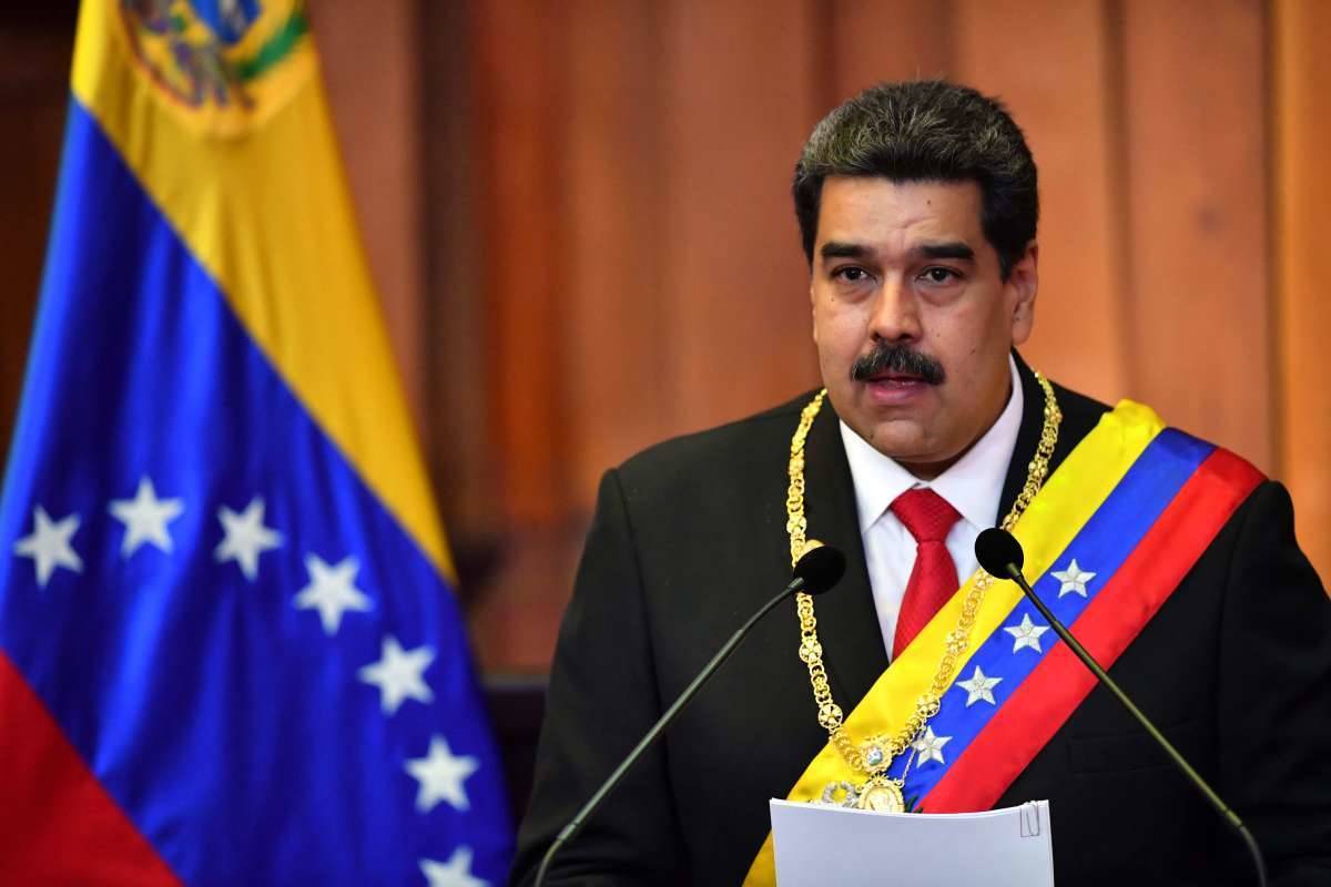 Vice-presidente ressaltou que o incêndio começou na quinta-feira, 'no momento em que o presidente Nicolás Maduro era empossado' - YURI CORTEZ / AFP