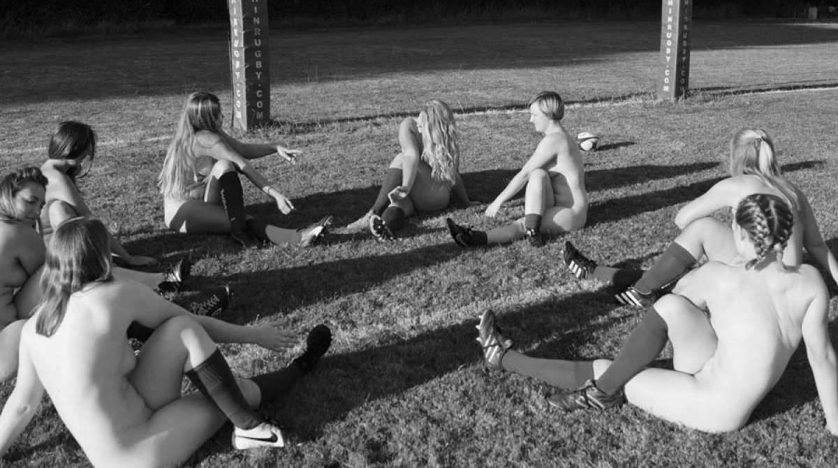 Jogadoras de rúgbi da Inglaterra posam nuas