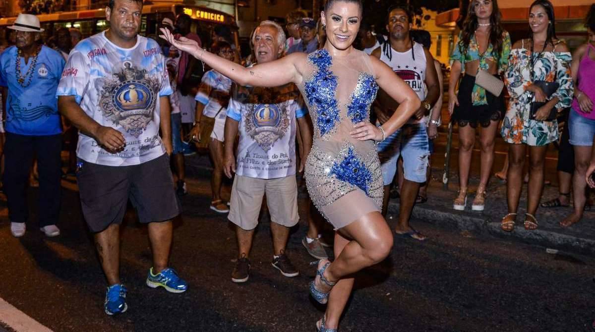 Componentes da Unidos de Vila Isabel durante o ensaio de rua