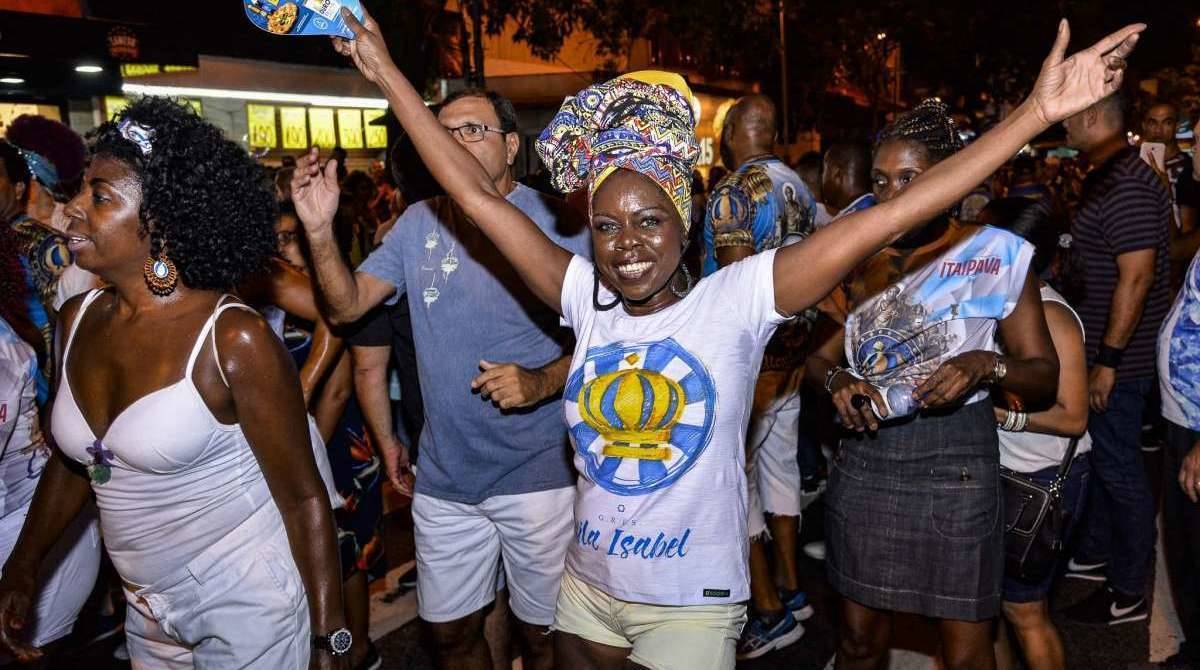Componentes da Unidos de Vila Isabel durante o ensaio de rua