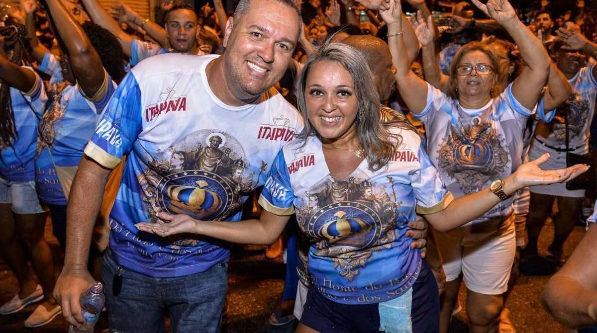 Componentes da Unidos de Vila Isabel durante o ensaio de rua