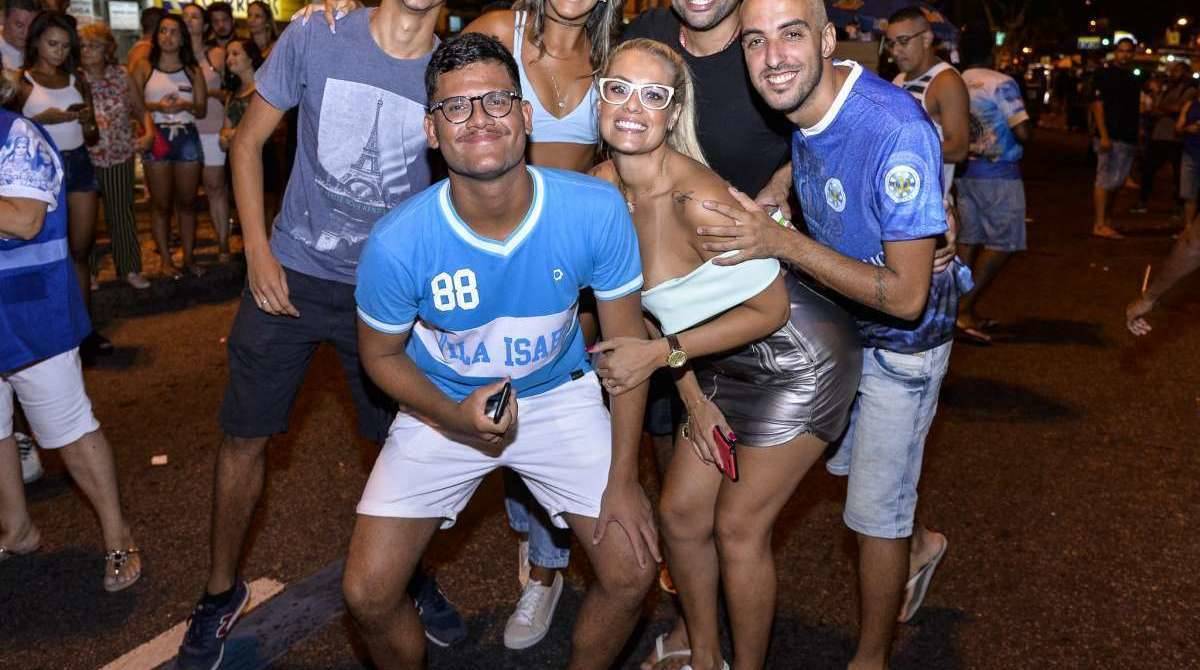 Componentes da Unidos de Vila Isabel durante o ensaio de rua