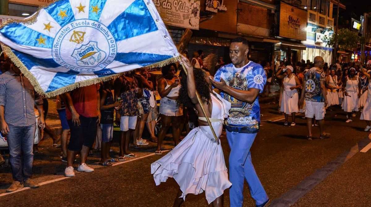 Componentes da Unidos de Vila Isabel durante o ensaio de rua
