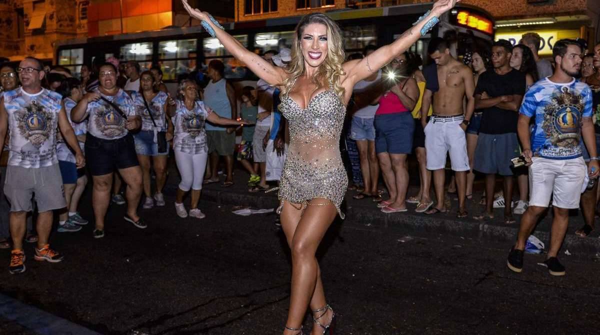 Componentes da Unidos de Vila Isabel durante o ensaio de rua