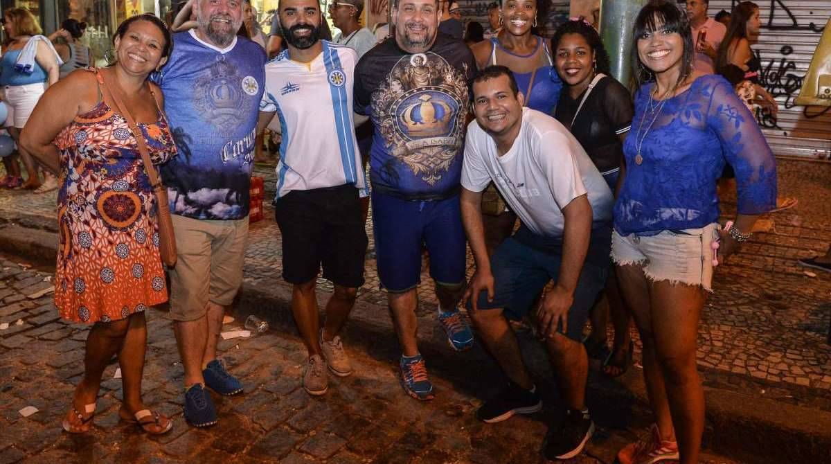 Componentes da Unidos de Vila Isabel durante o ensaio de rua