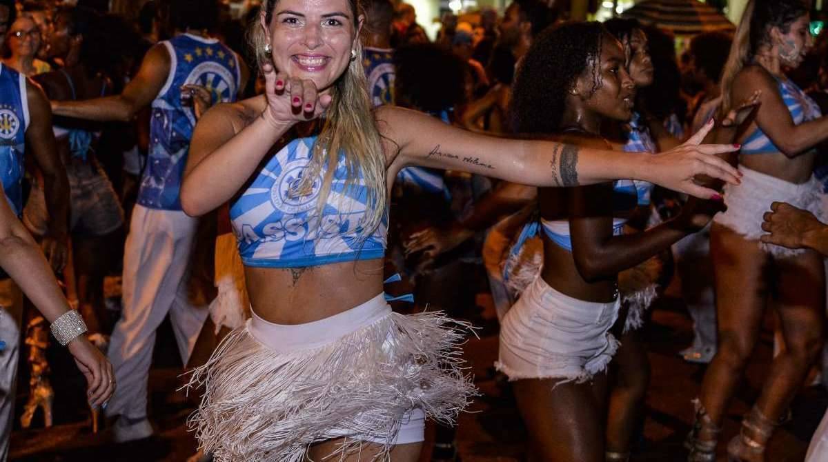 Componentes da Unidos de Vila Isabel durante o ensaio de rua