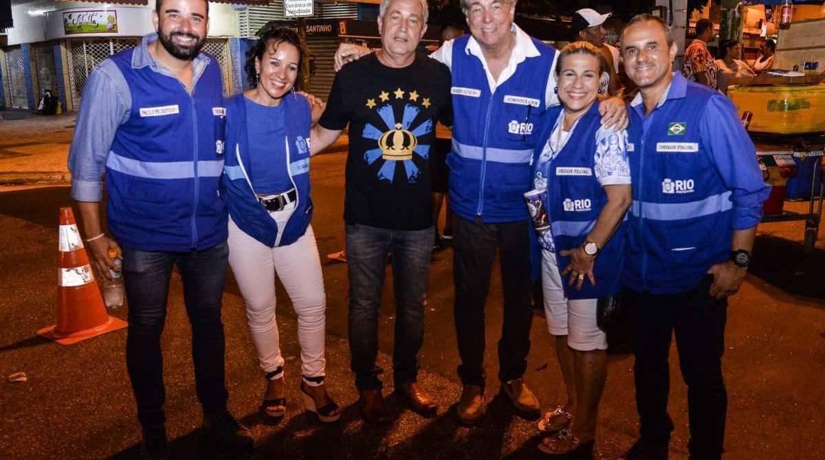 Componentes da Unidos de Vila Isabel durante o ensaio de rua