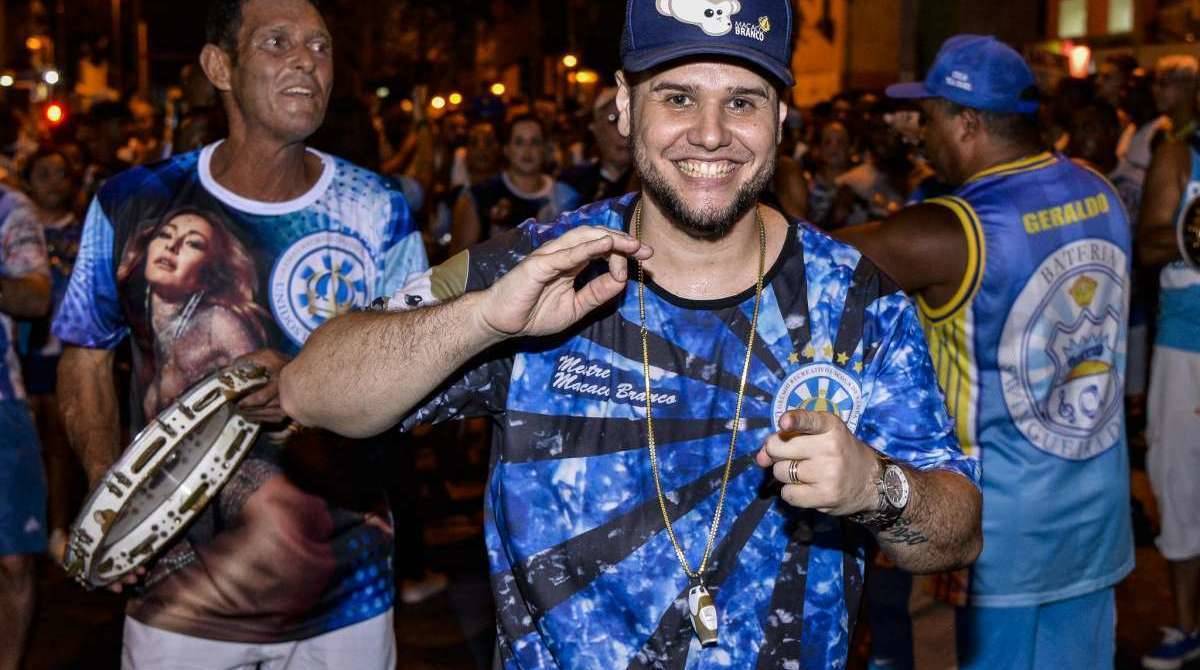 Componentes da Unidos de Vila Isabel durante o ensaio de rua