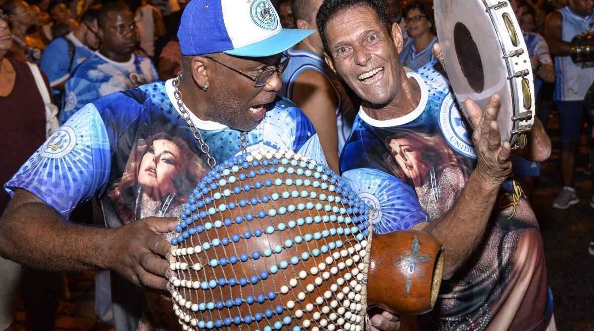 Componentes da Unidos de Vila Isabel durante o ensaio de rua