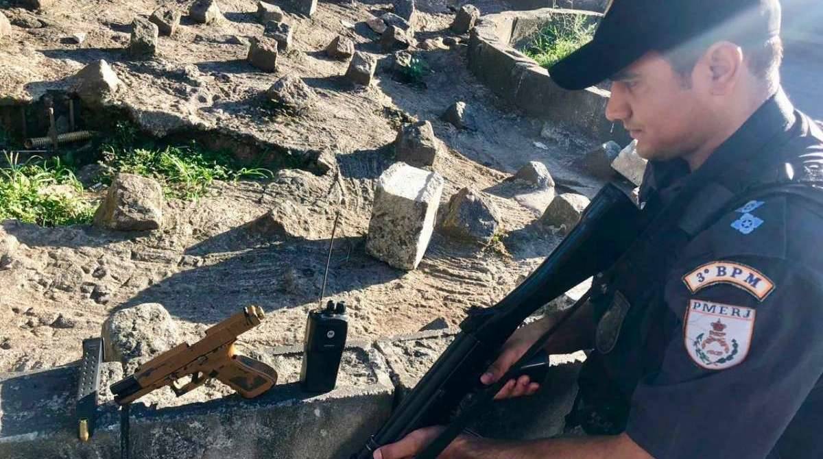 Opera&ccedil;&atilde;o no morro do Urubu termina com um bandido ferido e apreens&atilde;o de pistola, carregador e r&aacute;dio comunicador.
