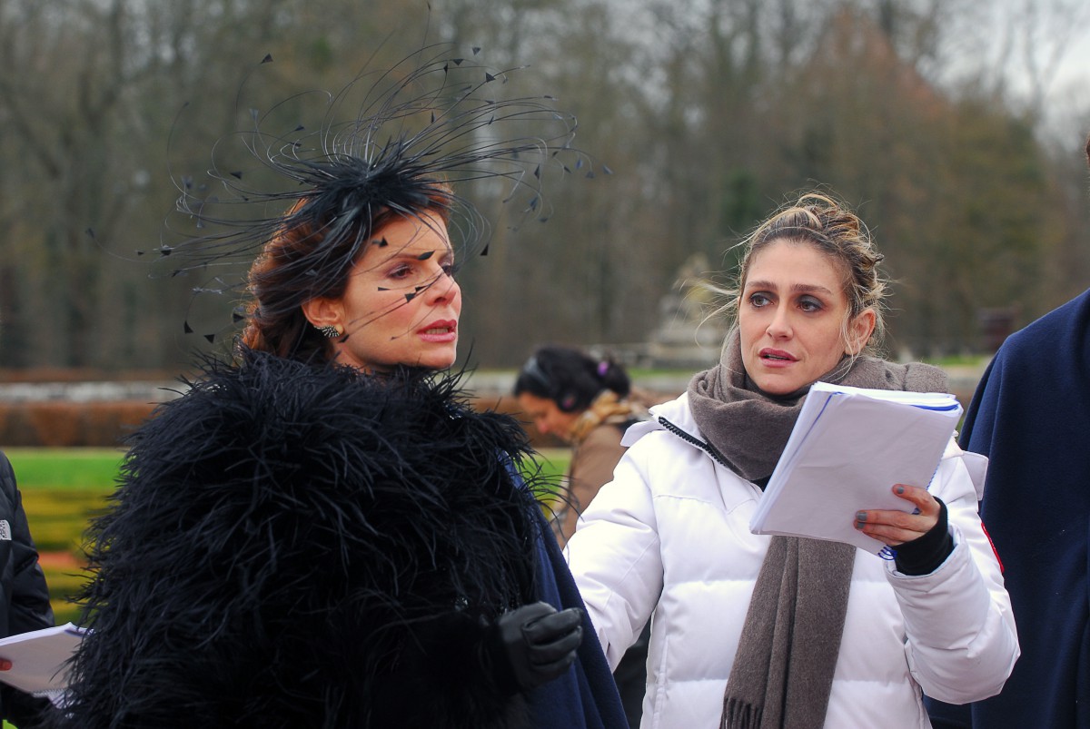 Debora Bloch sendo dirigida por Amora Mautner nos bastidores de 'Cordel Encantado' - Globo/Zé Paulo Cardeal