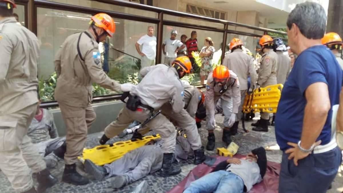 Feridos em queda de andaime no Leblon sendo socorridos