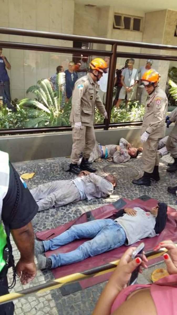 Vítimas de queda de andaime no Leblon sendo socorridas