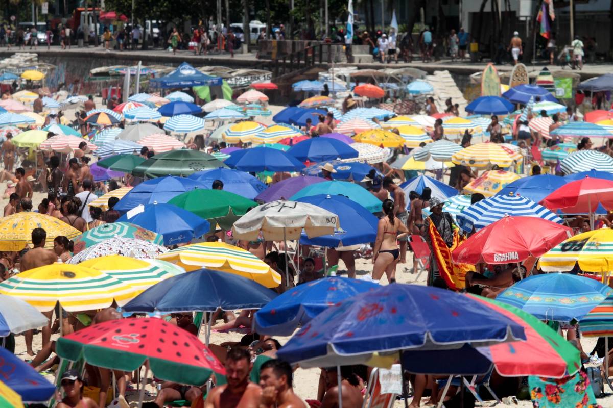Rio, 11/01/2019 - Dia de forte calor e sol intenso na cidade do Rio de Janeiro. Na imagem, praias de Ipanema e Arpoador na Zona Sul do Rio, lotadas nesta sexta-feira (11).  - Fernanda Dias/Ag&ecirc;ncia O Dia