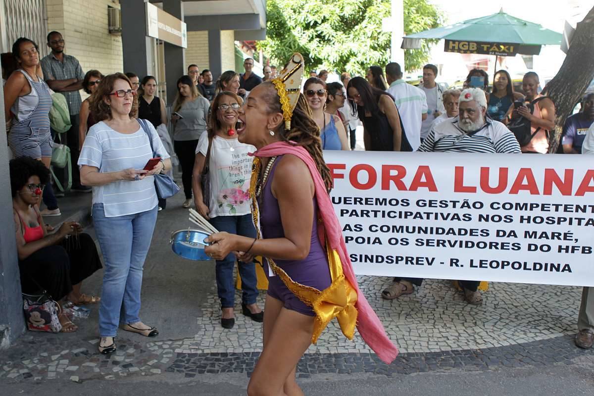 Rio, 11/01/2019 - Servidores do Hospital Federal de Bonsucesso e integrantes de sindicatos da &aacute;rea de s&aacute;ude  protestam, na manh&atilde; desta sexta-feira (11), contra a festa organizada pela dire&ccedil;&atilde;oda unidade para comemorar os 70 anos do HFB - Foto: Luciano Belford/Ag&ecirc;ncia O Dia