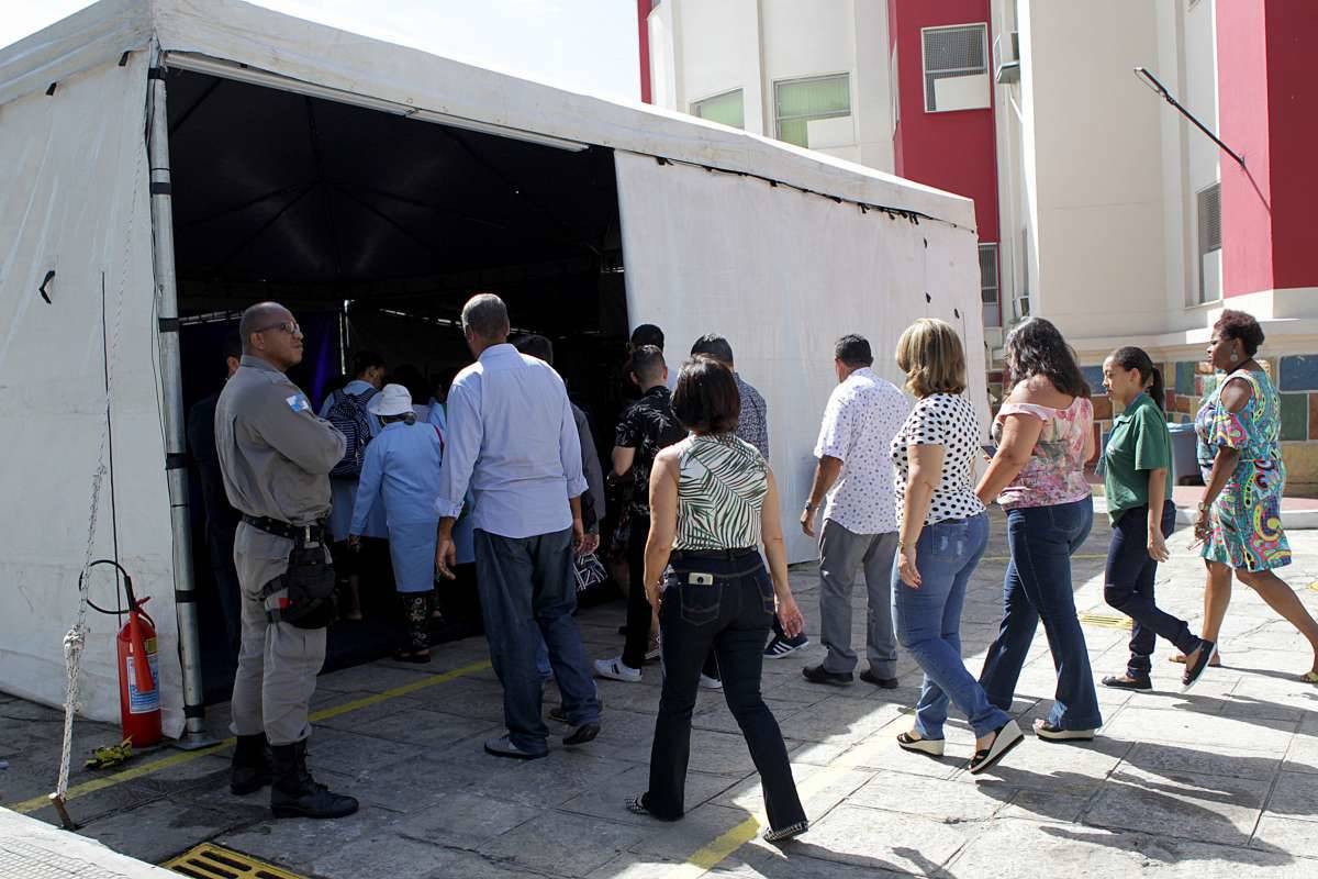 Rio, 11/01/2019 - Servidores do Hospital Federal de Bonsucesso e integrantes de sindicatos da &aacute;rea de s&aacute;ude  protestam, na manh&atilde; desta sexta-feira (11), contra a festa organizada pela dire&ccedil;&atilde;oda unidade para comemorar os 70 anos do HFB - Foto: Luciano Belford/Ag&ecirc;ncia O Dia