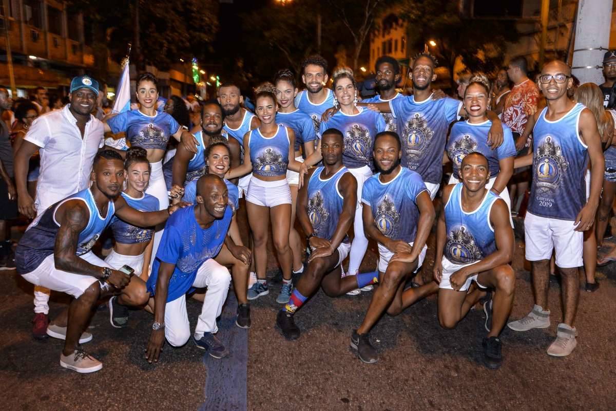 Componentes da Unidos de Vila Isabel durante o ensaio de rua