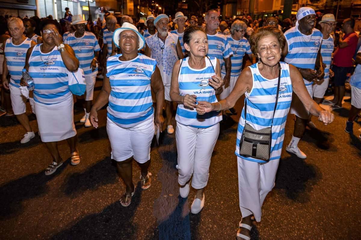Componentes da Unidos de Vila Isabel durante o ensaio de rua