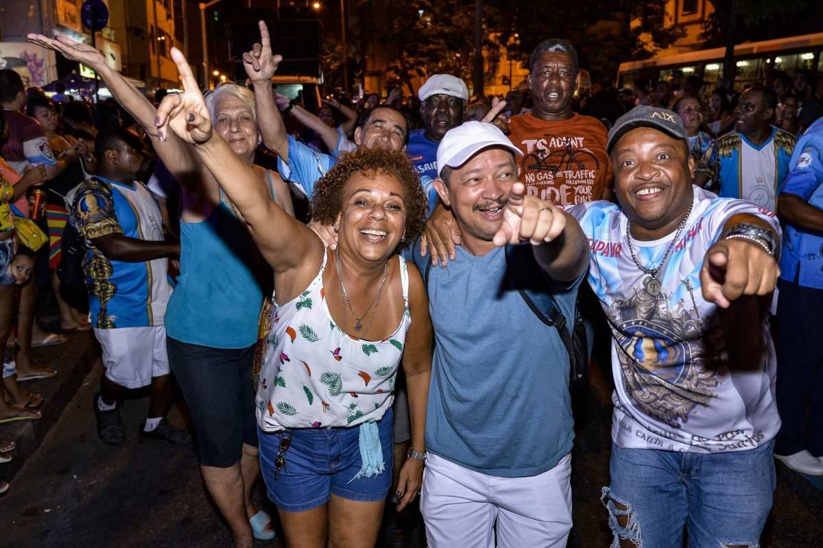 Componentes da Unidos de Vila Isabel durante o ensaio de rua