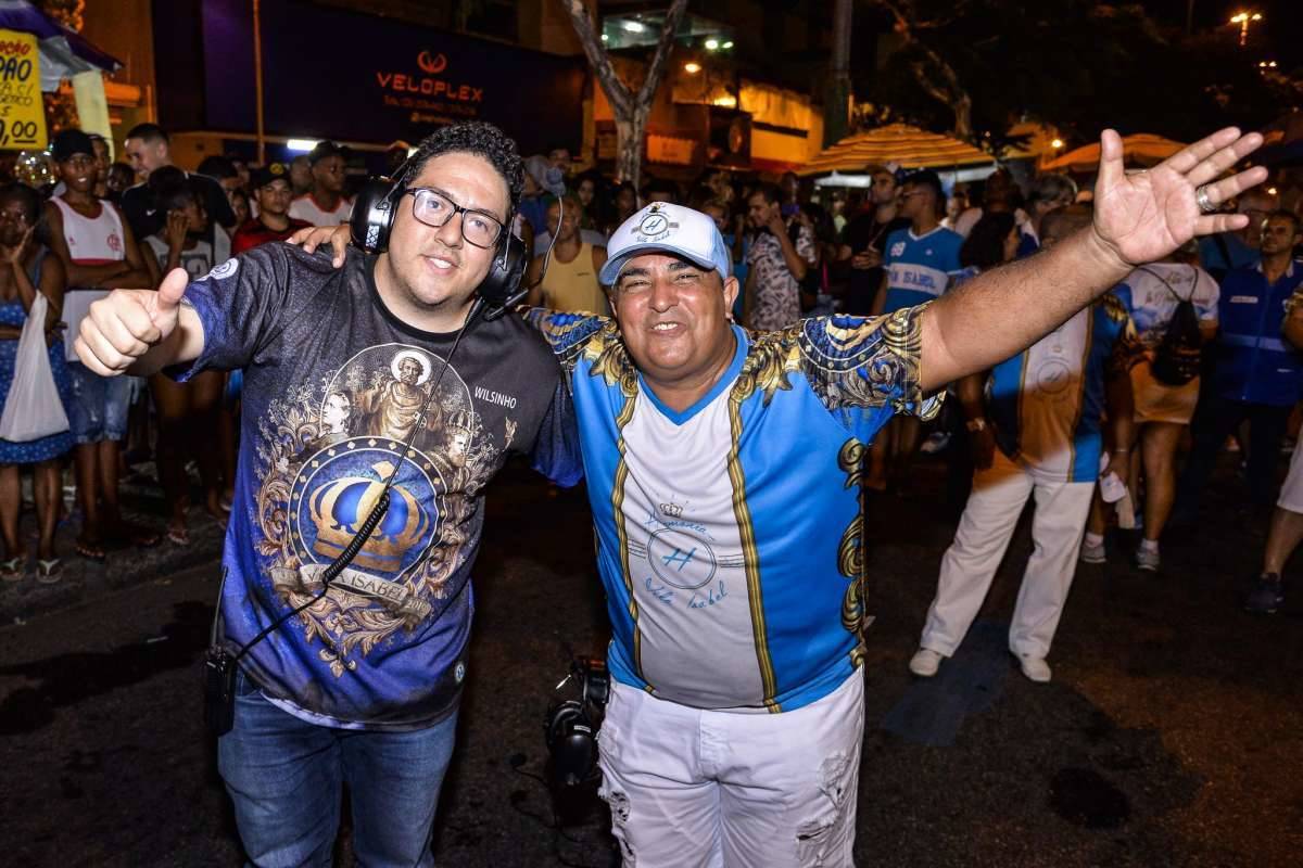 Componentes da Unidos de Vila Isabel durante o ensaio de rua