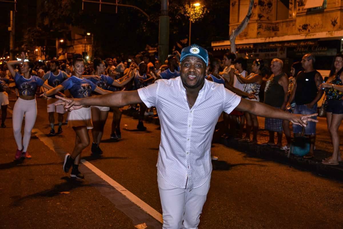 Componentes da Unidos de Vila Isabel durante o ensaio de rua