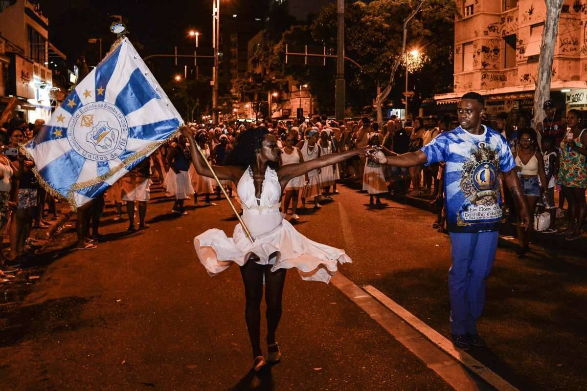 Componentes da Unidos de Vila Isabel durante o ensaio de rua