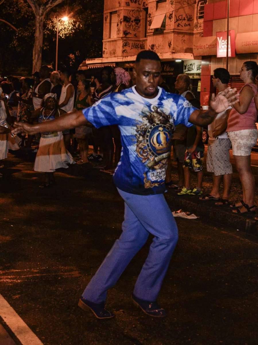 Componentes da Unidos de Vila Isabel durante o ensaio de rua