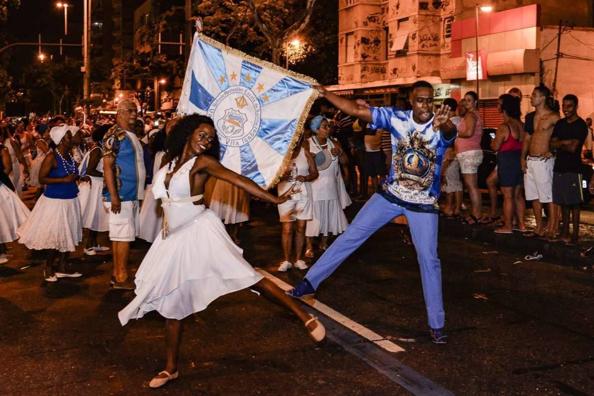 Componentes da Unidos de Vila Isabel durante o ensaio de rua