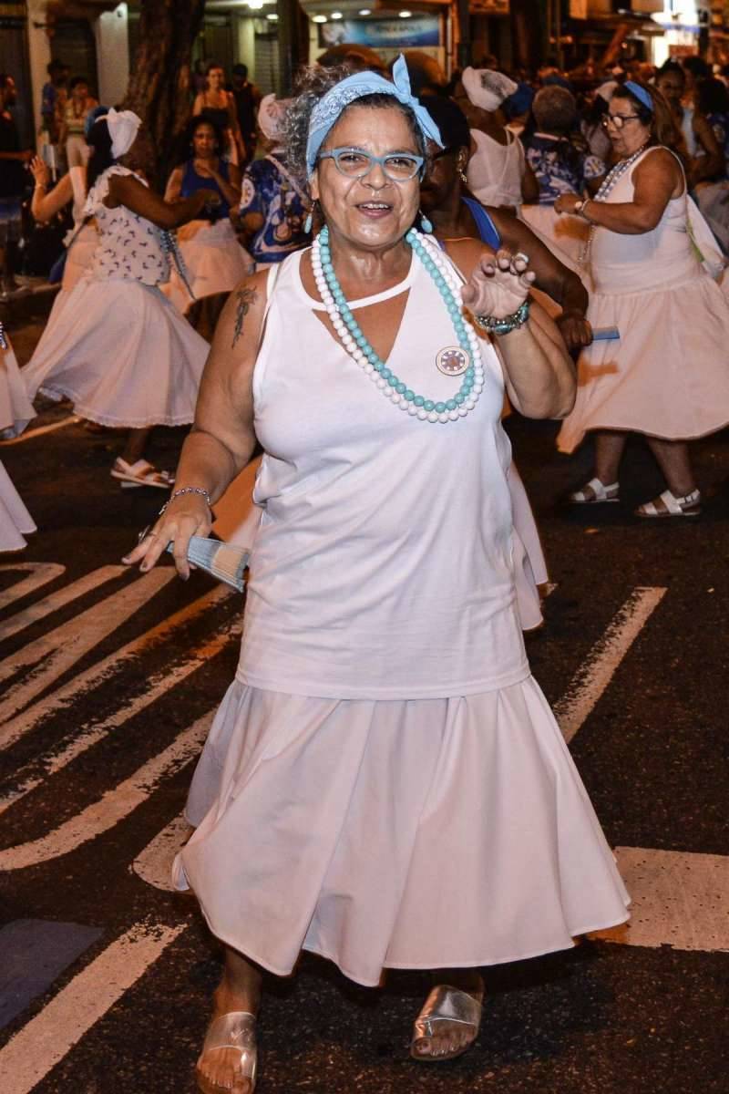 Componentes da Unidos de Vila Isabel durante o ensaio de rua