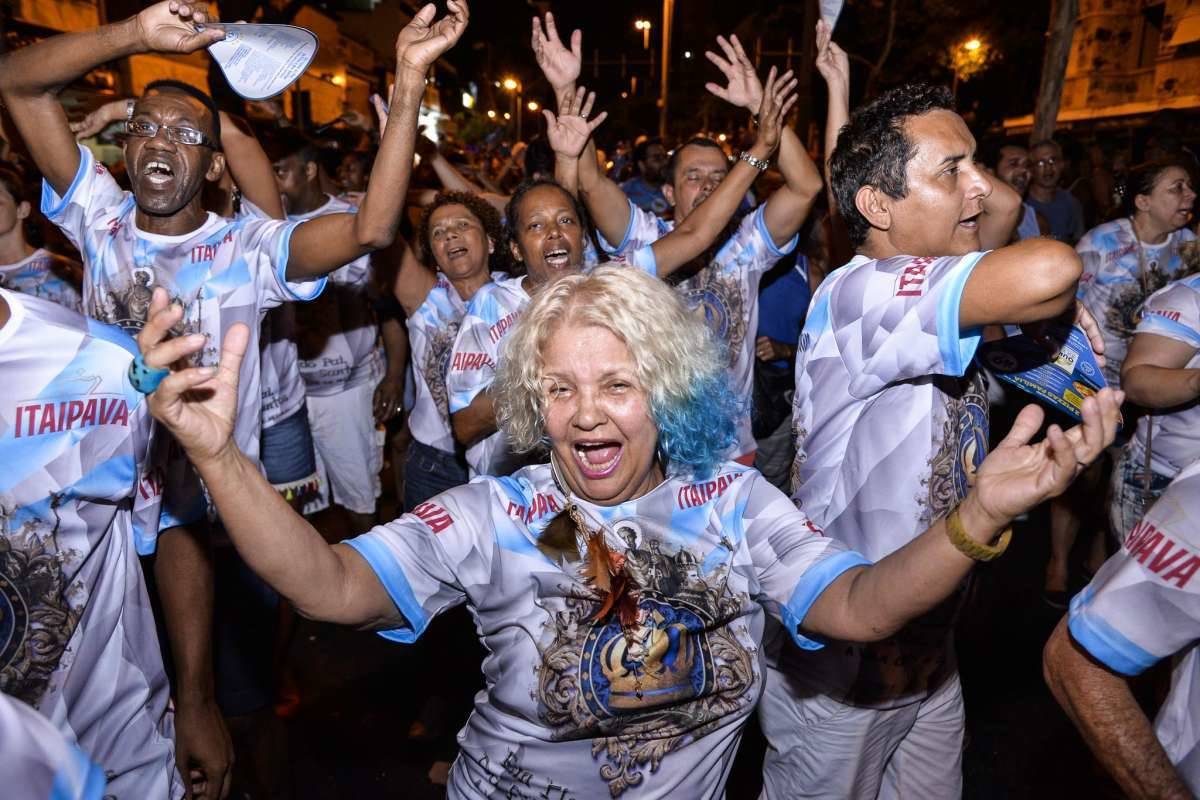 Componentes da Unidos de Vila Isabel durante o ensaio de rua