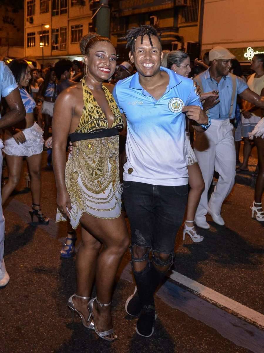 Componentes da Unidos de Vila Isabel durante o ensaio de rua