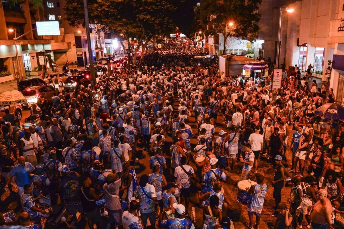 Componentes da Unidos de Vila Isabel durante o ensaio de rua